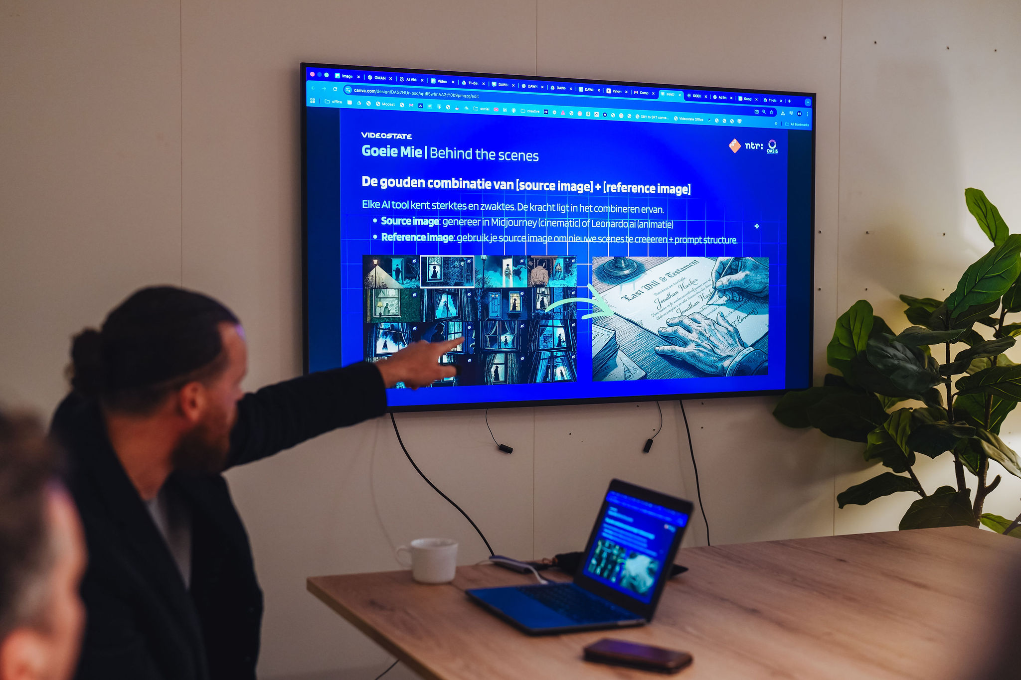 Een communitylid laat op een scherm zien hoe een AI-toepassing werkt