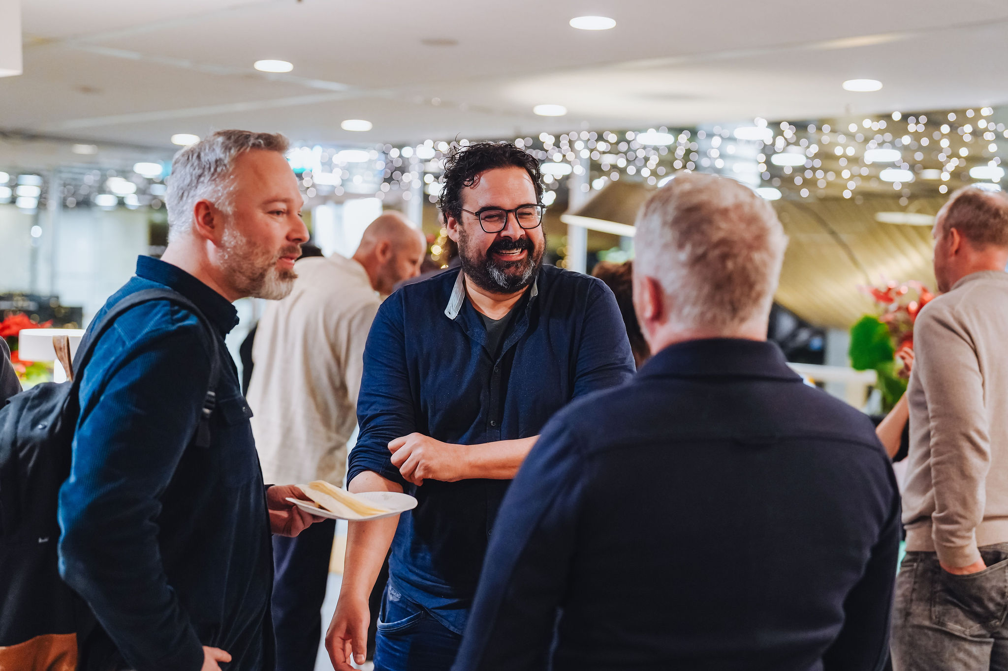 Lachen en ideeën uitwisselen tijdens een meetup